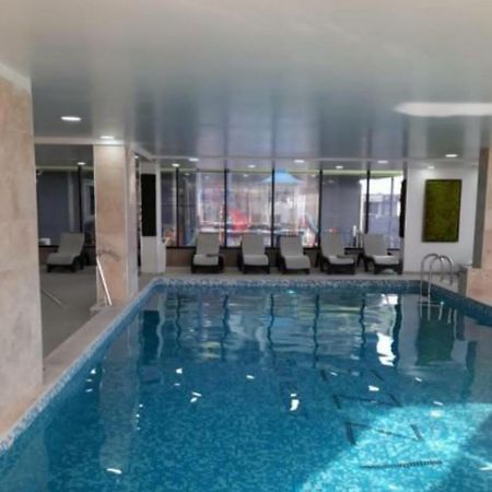 Alezzi Beach Vibe Family Studio With Spa Piscina Interioara Incalzita Sauna Jacuzzi Gym Năvodari المظهر الخارجي الصورة